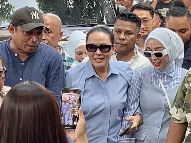 Panas! Fitri Salhuteru Temani Reza Gladys Lawan Nikita Mirzani di Sidang Hari Ini