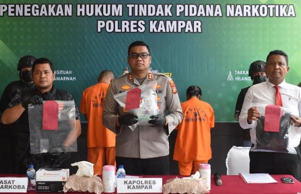 Menegangkan! Polisi Tembak Ban Mobil saat Kabur Bawa Sabu 1 Kg di Kampar Riau