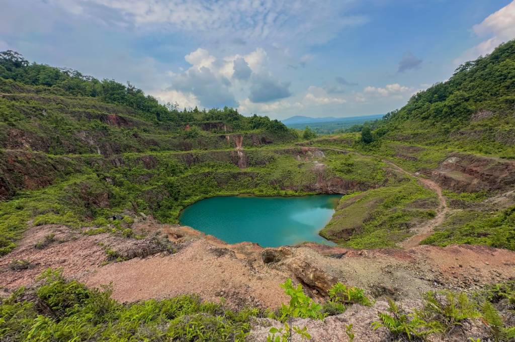Jelajahi Warisan Tambang dan Alam Eksotis di Open Pit Namsalu Belitung Timur