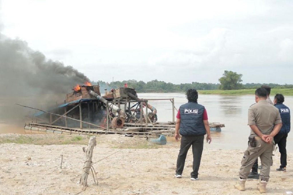 Operasi Penertiban Tambang Ilegal di Kuansing Riau, 13 Rakit Dibakar Petugas Gabungan