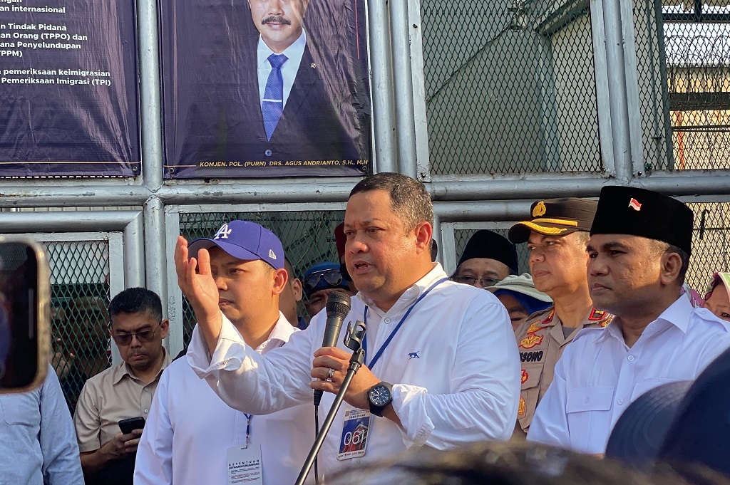 Tom Lembong Sibuk Berikan Kenang-kenangan untuk Para Tahanan Jelang Bebas