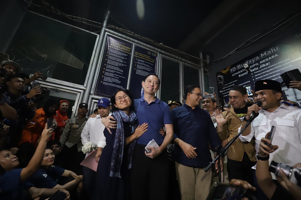 Momen Tom Lembong Bebas dari Rutan Cipinang, Rangkul Istri Tercinta