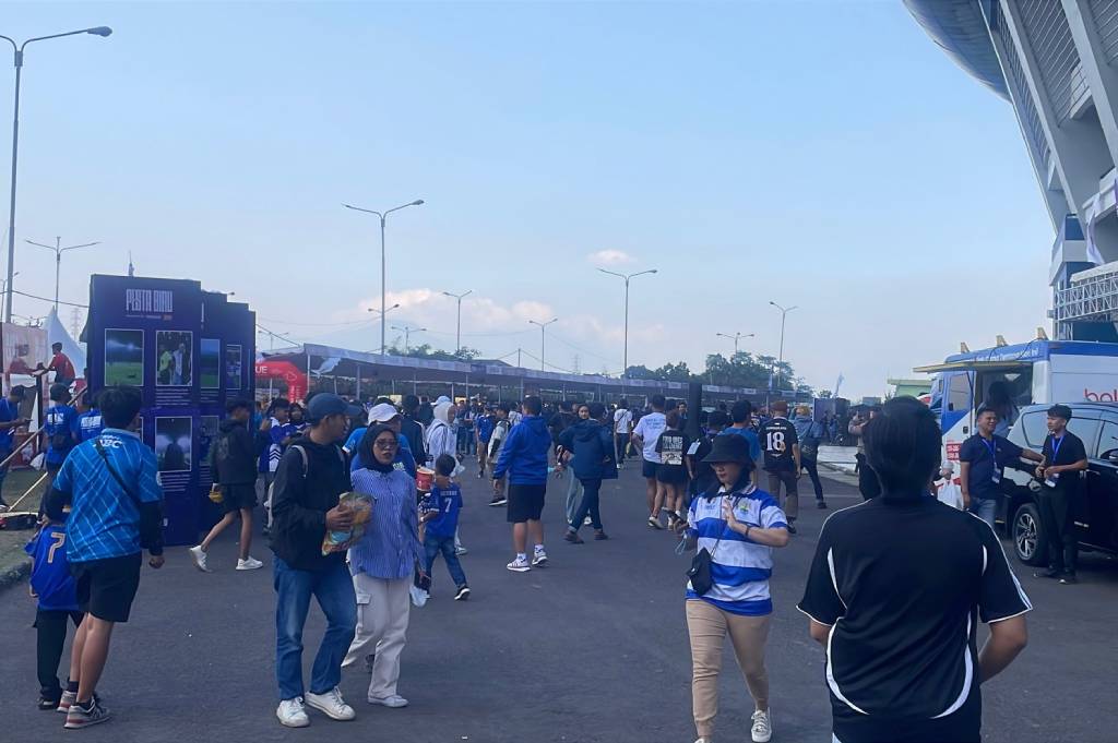 Ribuan Bobotoh Mulai Padati Pesta Biru Persib di GBLA
