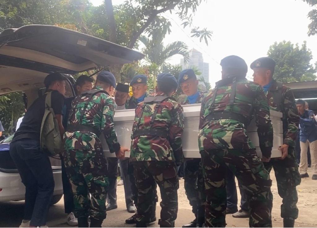 Diiringi Isak Tangis, Jenazah Marsma TNI Fajar Adriyanto Tiba di Rumah Duka
