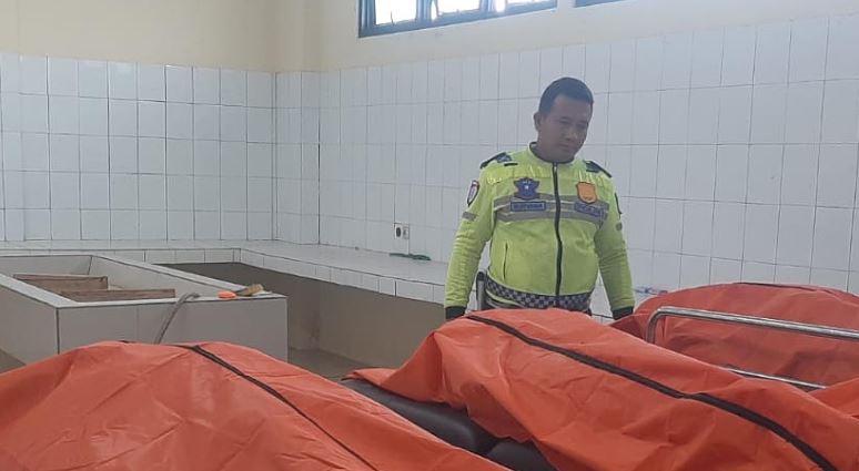Kecelakaan Maut Ertiga Tabrak Tronton di Tol Cipali Cirebon, 3 Tewas 3 Luka