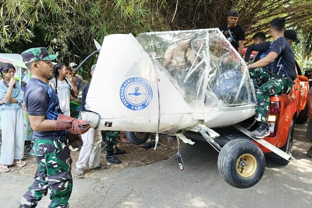 Puing Pesawat Latih Jatuh di Bogor Dievakuasi, Dipotong Jadi Beberapa Bagian