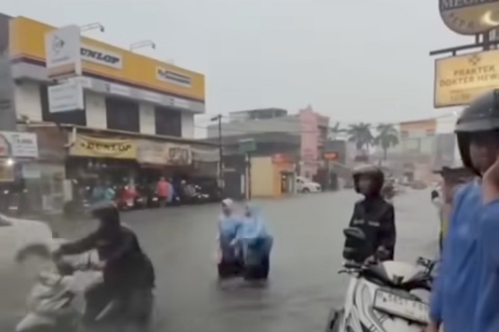 Banjir di Jalan Jatiwaringin Bekasi, Banyak Motor Mogok