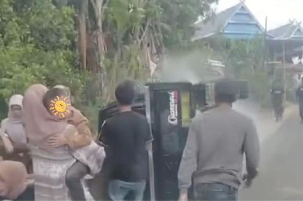 Ngeri! Detik-detik Kecelakaan Mobil Pikap Angkut Emak-Emak Terguling di Gowa
