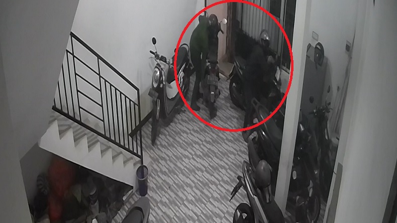 4 Kawanan Maling di Tempat Kos Mojokerto Terekam CCTV, 2 Motor Dibawa Kabur