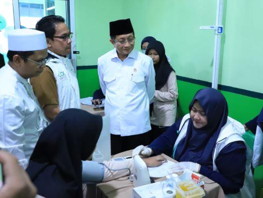 Tinjau CKG di Ponpes Asshidiqiyah, Menag: Ikhtiar Siapkan Generasi Muda Sehat dan Cerdas