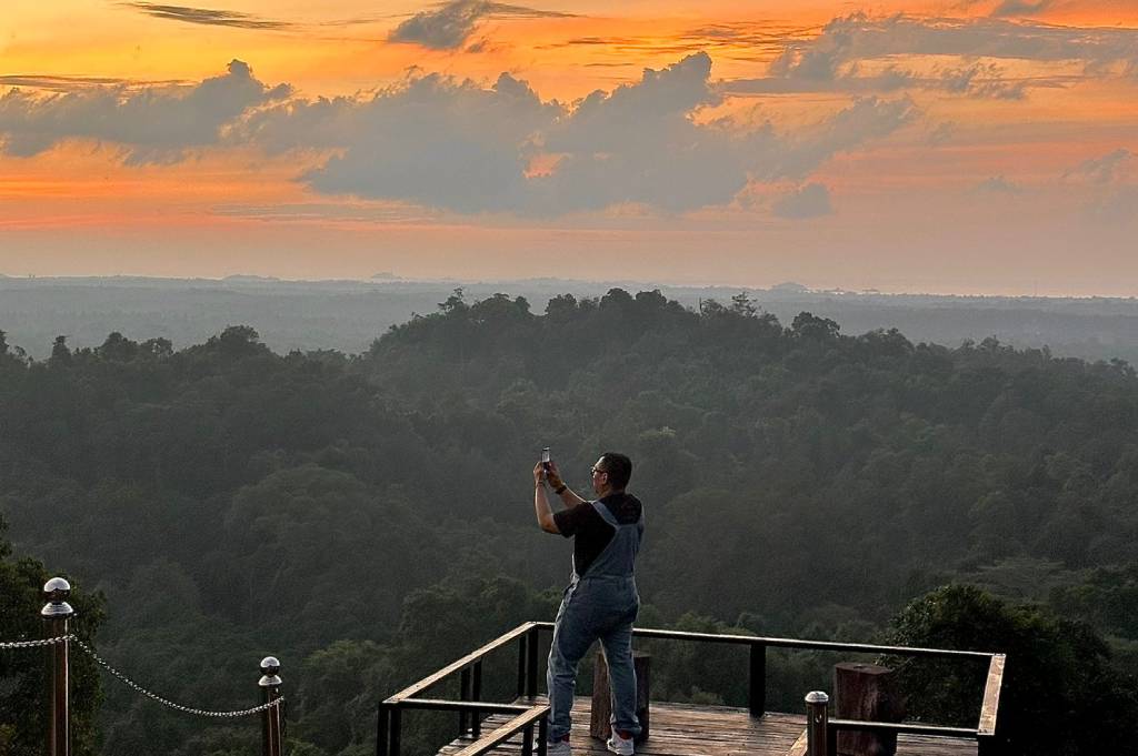 Mendaki Bukit Peramun: Menyambut Senja Indah dan Menyapa Primata Mungil di Jantung Belitung