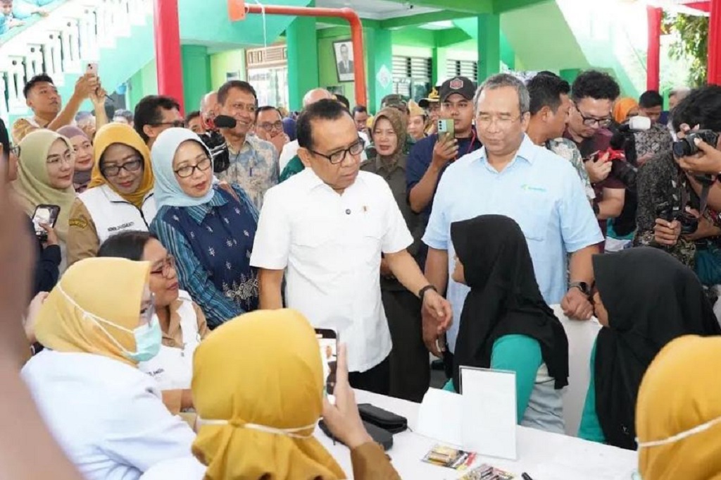 Menko PMK Pratikno Tinjau Cek Kesehatan Gratis di Bojonegoro, Diikuti Hampir 1.000 Pelajar