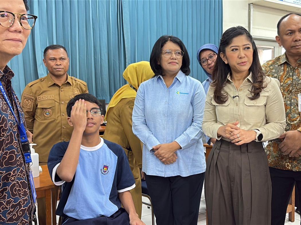 Momen Menteri Meutya Dampingi Siswa SMPK Penabur Gading Serpong Jalani CKG Sekolah