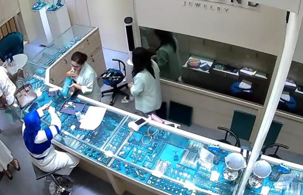 Perempuan Tenteng Tas Hermes Curi Kalung Berlian di Mal Jakut