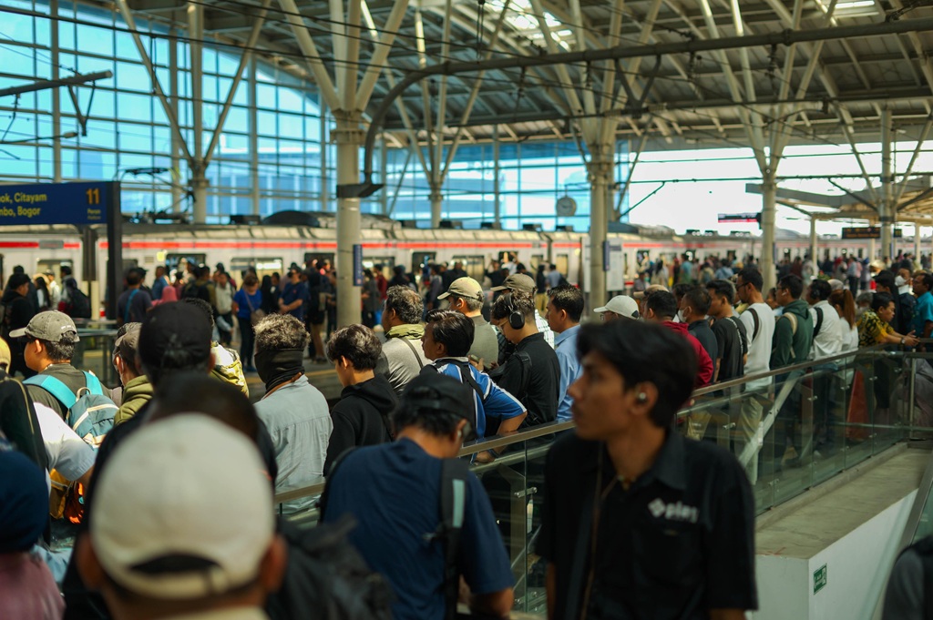 KRL Bogor-Jakarta Kota Gangguan di Manggarai, Penumpang Dialihkan