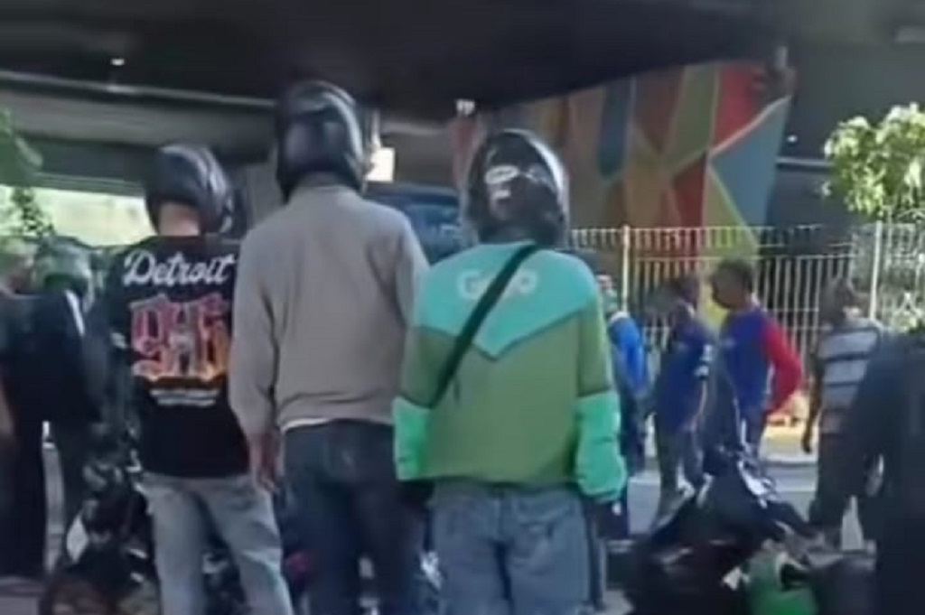 Ngeri, Pemotor Perempuan Tabrak Pembatas hingga Jatuh dari Flyover Grogol