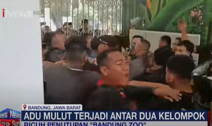 Penutupan Bandung Zoo Ricuh, 2 Kubu Saling Baku Hantam