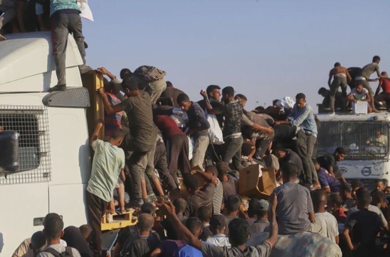 Tragis! Truk Bantuan Kemanusiaan Gaza Terguling Timpa Kerumunan Warga, 20 Orang Tewas