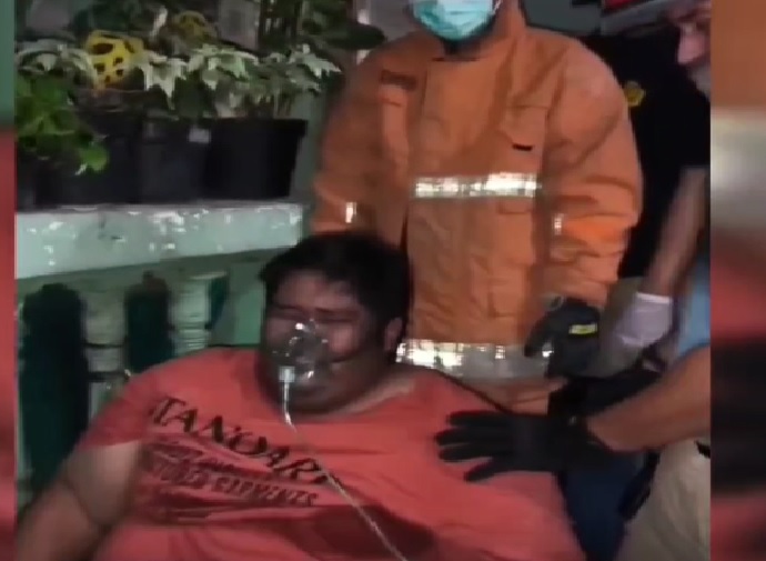 Dramatis! Damkar Evakuasi Pemuda Berbobot 400 Kg dari Gang Sempit di Surabaya