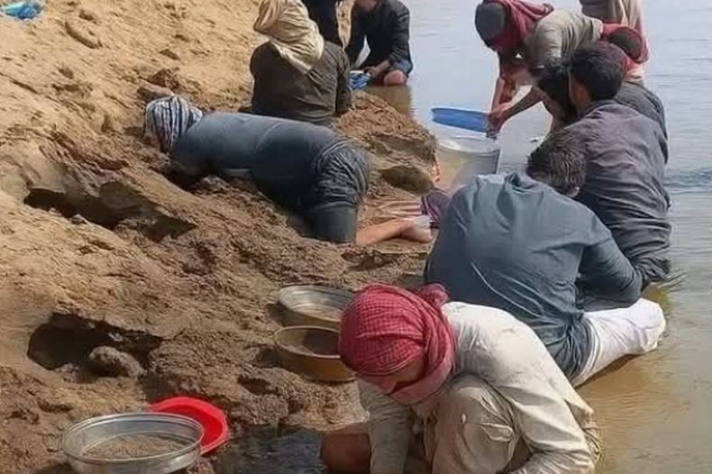 Heboh Warga Suriah Berburu Emas setelah Muncul Gundukan Berkilau di Sungai Eufrat, Tanda Kiamat?