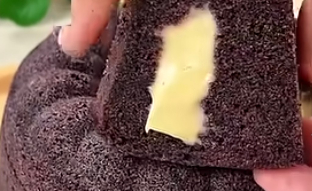 Viral Bolu Ketan Hitam Isi Keju Lumer, Intip Cara Bikinnya
