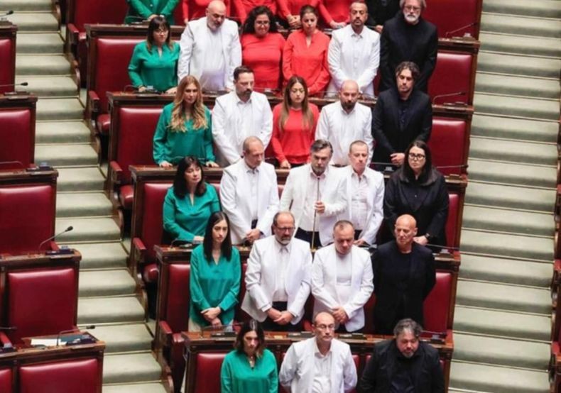 Viral, Anggota Parlemen Italia Bentuk Formasi Bendera Palestina saat Sidang