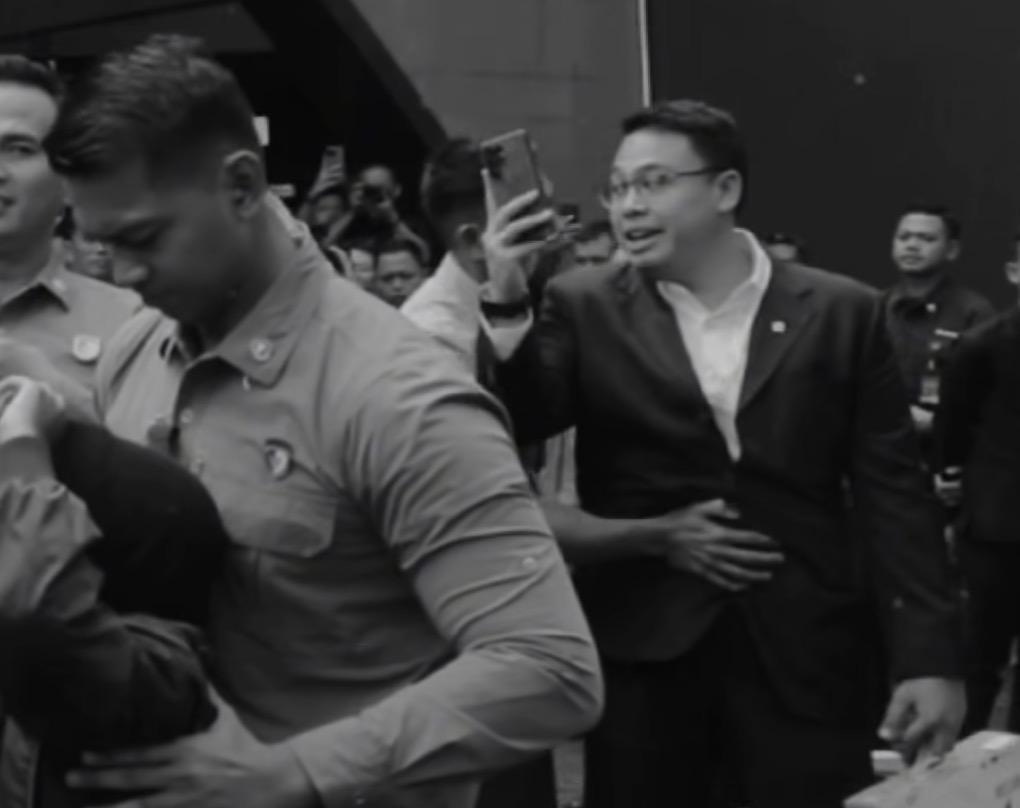 Viral Momen Prabowo Tertawa Lihat Paspampres Adang Wakil Menteri