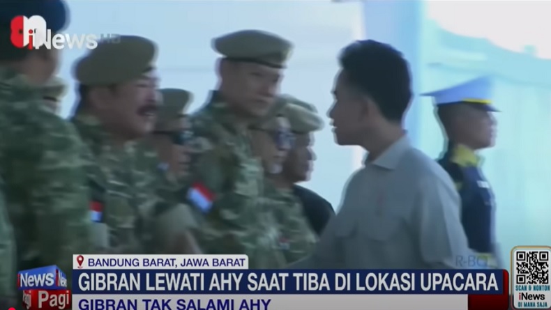 AHY Menatap Gibran Usai Dilewati dan Tak Disalami di Acara Upacara Militer 