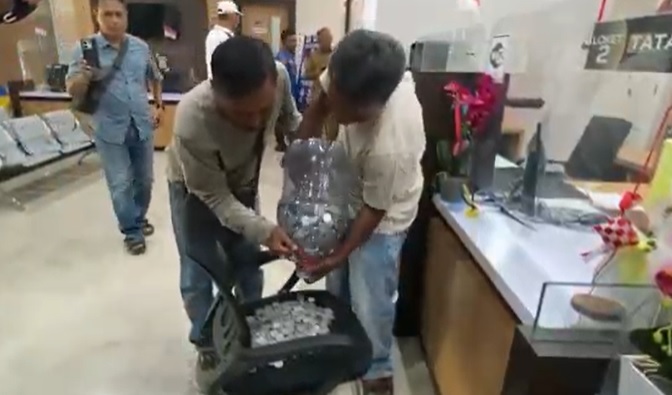 Protes Kenaikan PBB 400 Persen, Warga Jombang Bayar Pajak Pakai Uang Koin 1 Galon