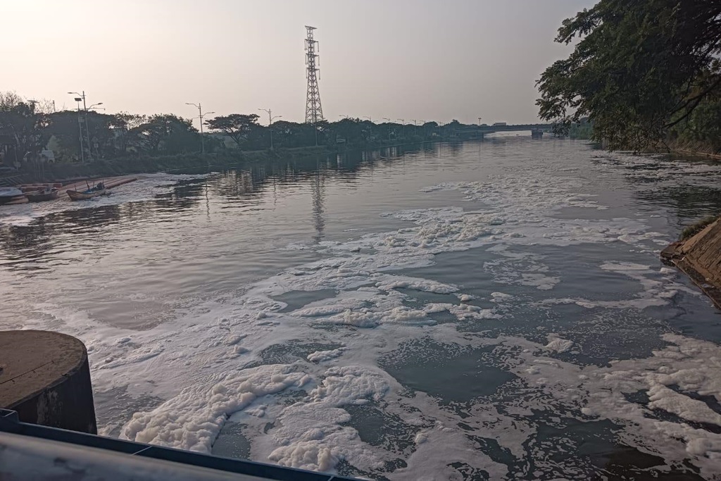 Pemprov Jakarta bakal Pasang Jaring Terapung di BKT Jakut, Atasi Busa