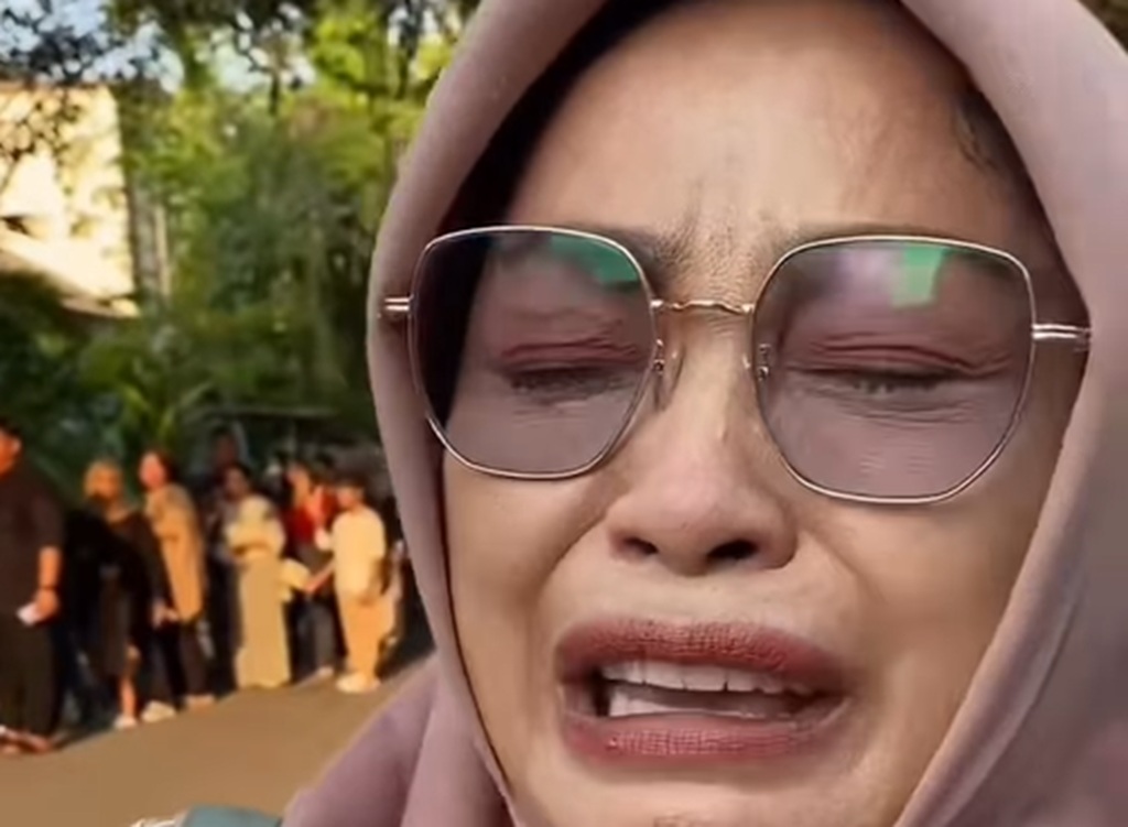 Viral Emak-Emak Nangis usai Sowan ke Solo, Tak Rela Jokowi Dituduh Berijazah Palsu