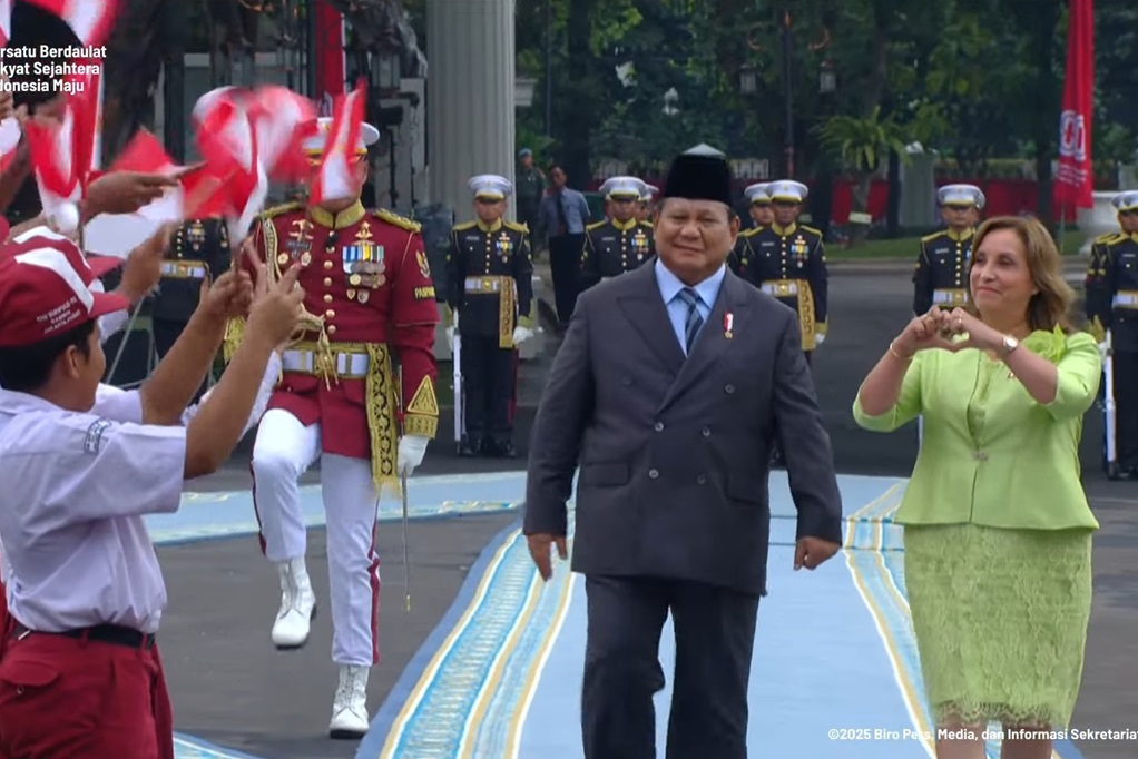 Presiden Peru Dina Boluarte Beri Gestur Love saat Disambut Murid SD di Istana Merdeka