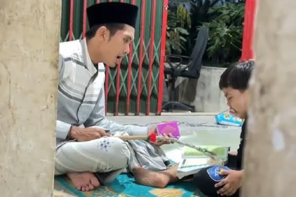Viral Bocah di Sampang Menangis saat Belajar Ngaji Bersama Ayah, Netizen Dibikin Gemas