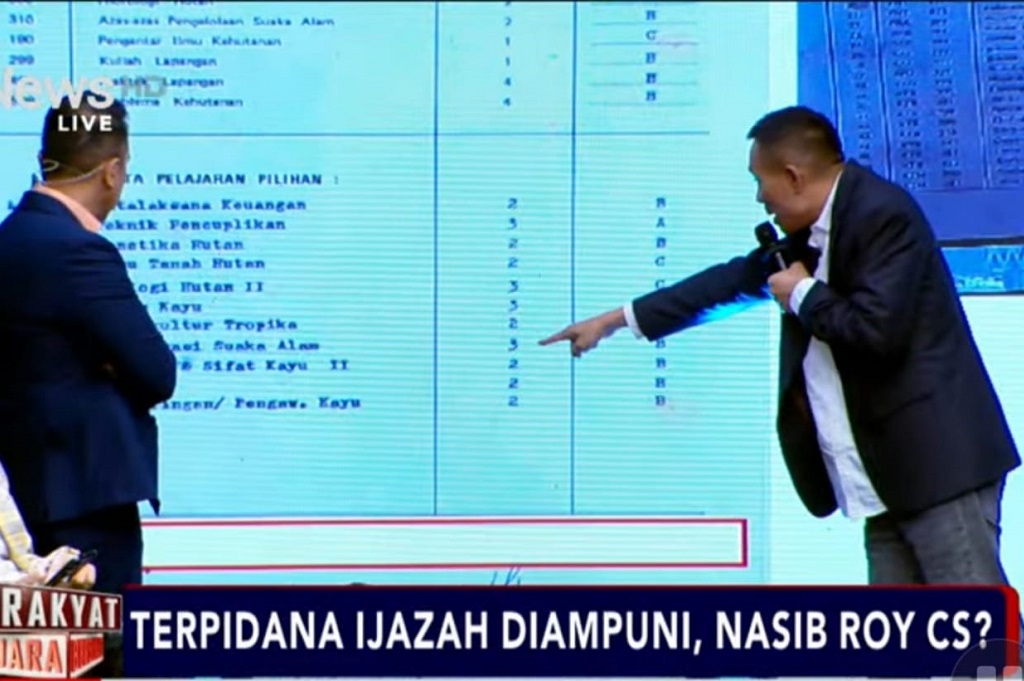 Rismon Heran Transkrip Nilai Jokowi Beda dengan Lulusan UGM Lain