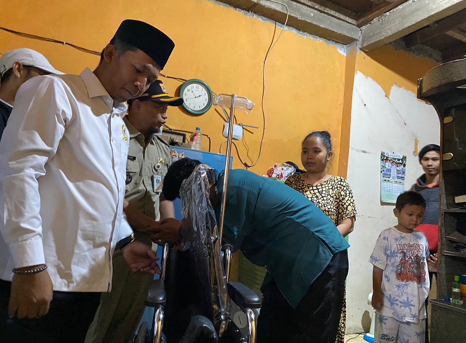 Legislator Perindo Dina Masyusin Terjun ke Masyarakat Bagikan Bantuan Kursi Roda