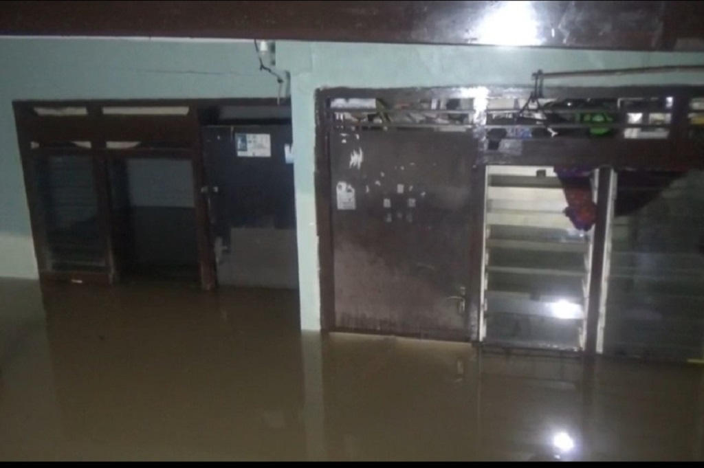 Banjir di Ulujami Jaksel, 8 RT Terendam Imbas Meluapnya Kali Swadarma