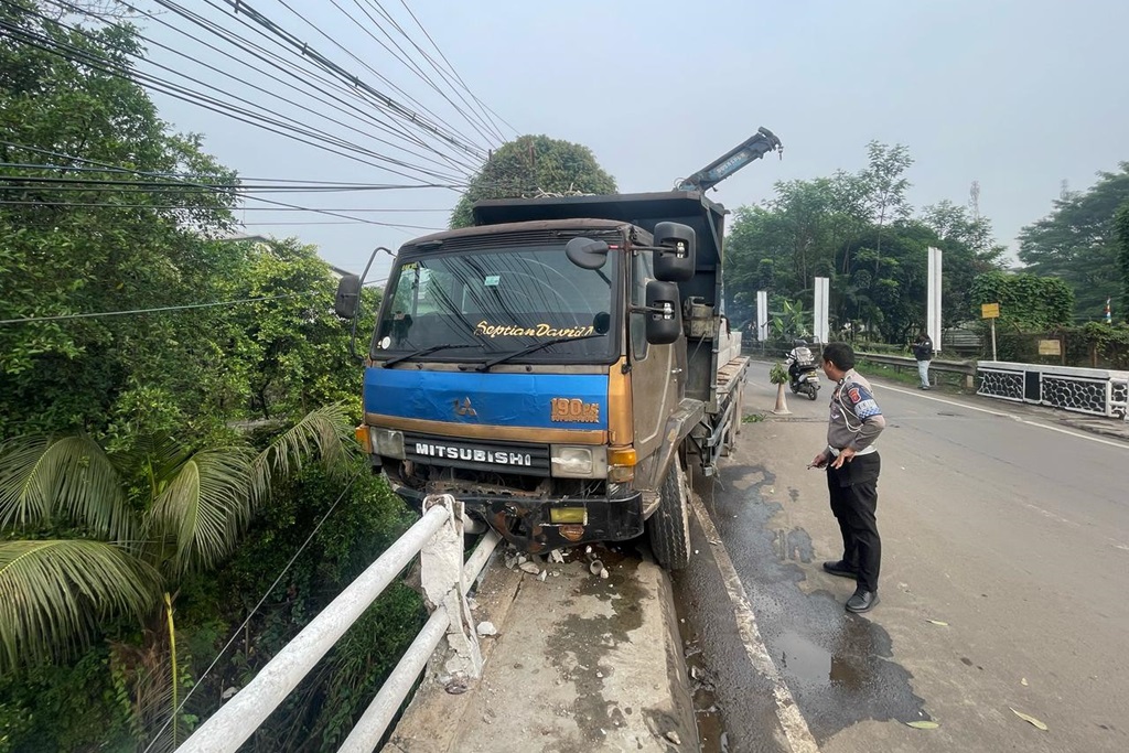 Truk Tronton Tabrak Pembatas Jembatan di Gunung Putri Bogor, Sopir Ngantuk