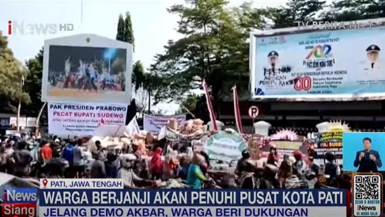 Jelang Demo Besar, Warga Pati Padati Alun-Alun dan Gelar Doa Bersama di Tengah Hujan