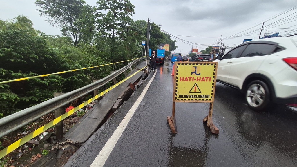 Jalan Raya Bogor arah Jakarta Ambles usai Diguyur Hujan Deras