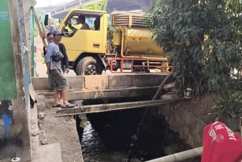 3 Truk Ketahuan Buang Tinja di Selokan Jaktim, Izin Usaha Terancam Dicabut