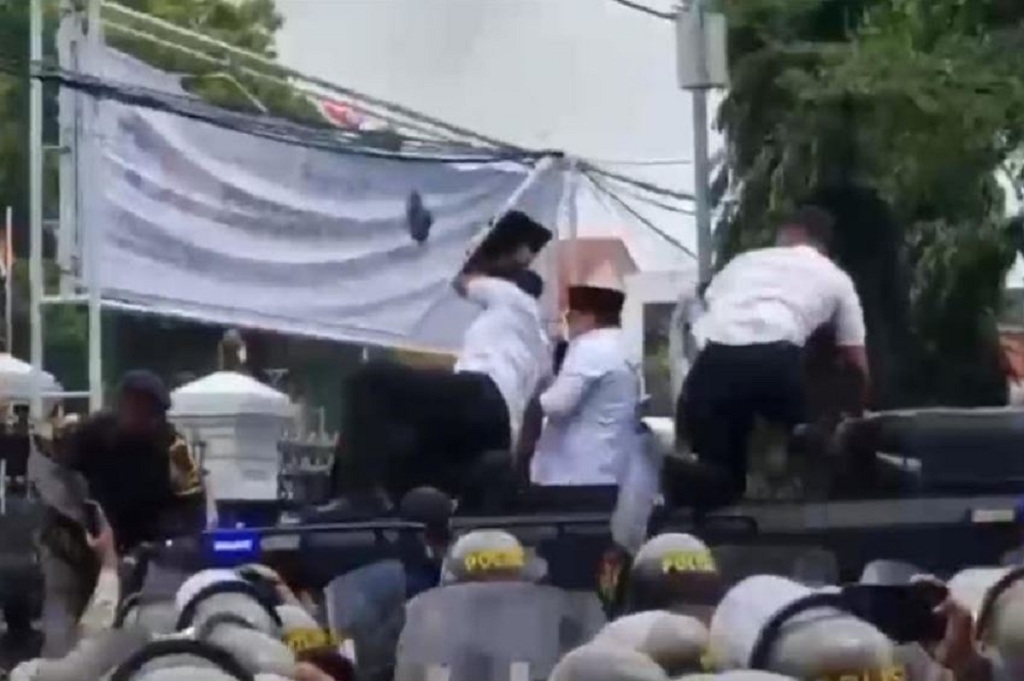 Bupati Pati Sudewo Muncul di Tengah Massa Pendemo, Langsung Dilempari Botol