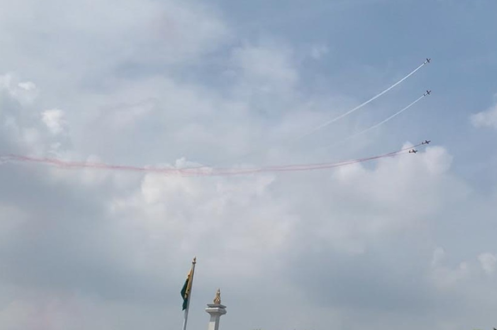 Atraksi Jet Temput F-16 Meriahkan Gladi HUT ke-80 RI di Istana 