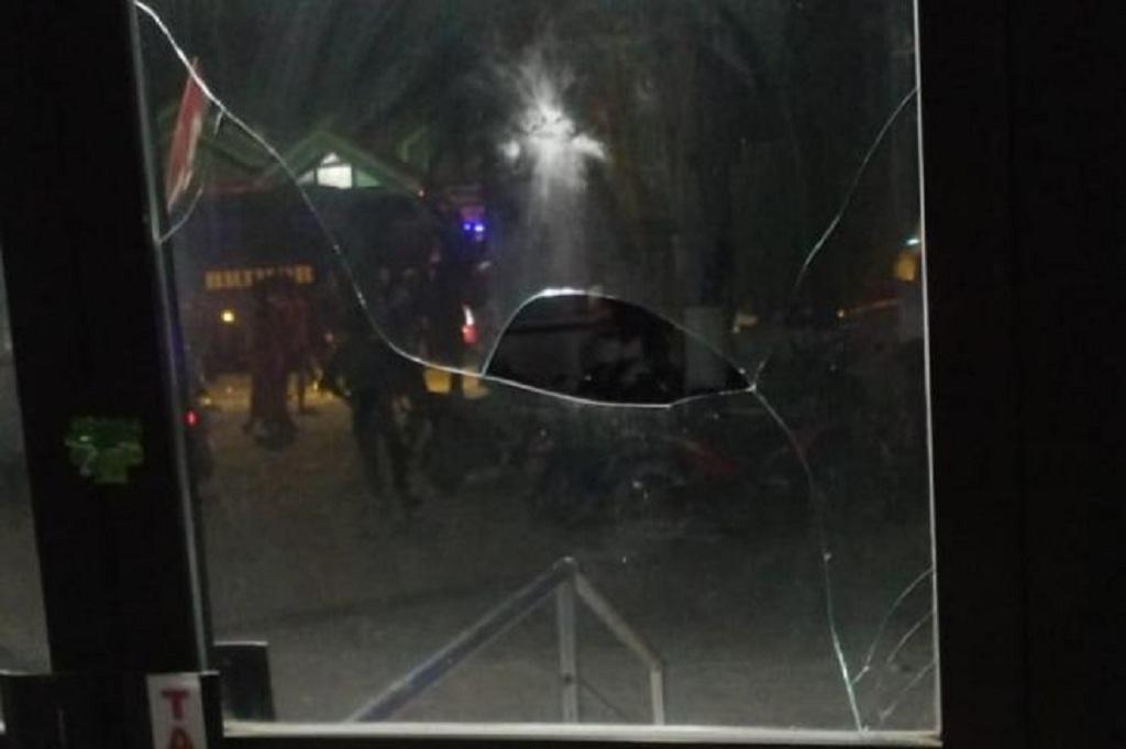 Kericuhan Suporter Persis Solo di Sampang, Kaca Puskesmas Pecah dan Ambulans Penyok