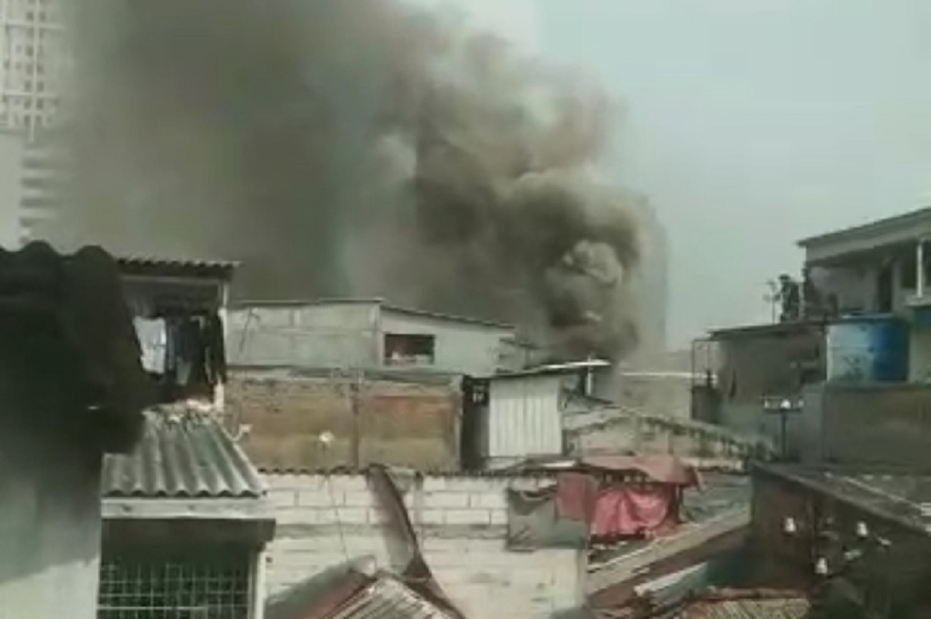 Kebakaran di Permukiman Padat Penduduk Tambora, 18 Unit Damkar Dikerahkan