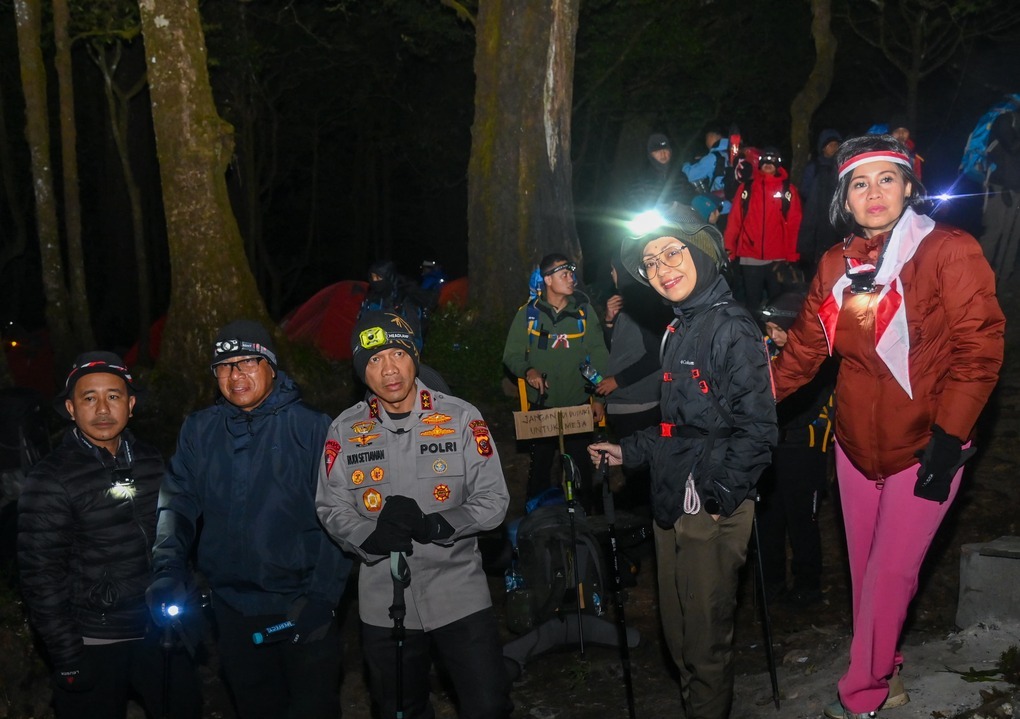 Polda Jabar Bentangkan Bendera Merah Putih di Puncak Gunung Ciremai, Rayakan HUT ke-80 RI