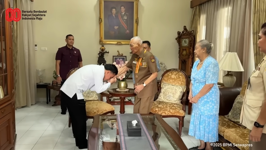 Potret Gibran Hormat dan Cium Tangan Try Sutrisno 