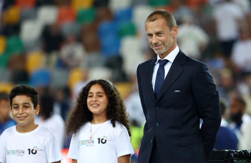 Presiden UEFA Ajak 2 Bocah Palestina Bagikan Medali Piala Super Eropa untuk PSG