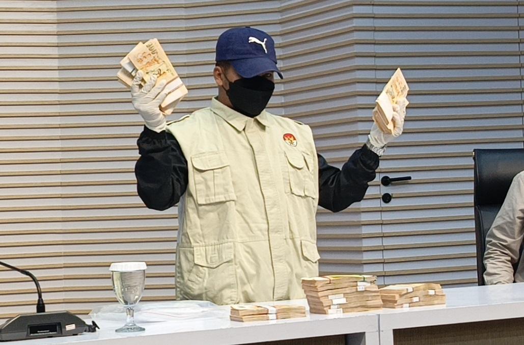 Penampakan Uang Rp2,4 Miliar Disita KPK dalam OTT Dirut Inhutani V