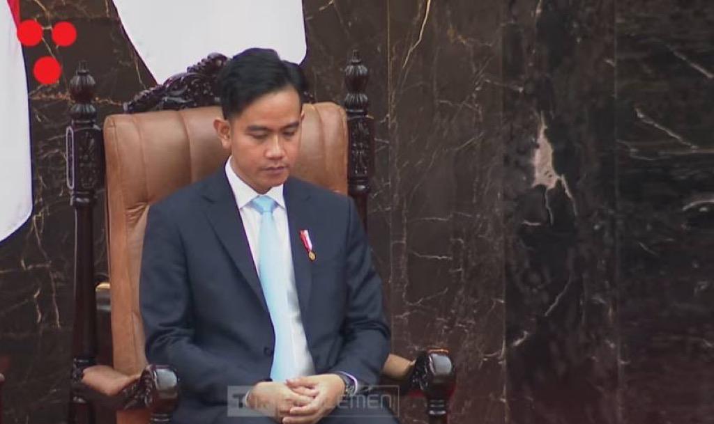 Momen Gibran Berganti Dasi dari Merah ke Biru di Sidang Tahunan MPR