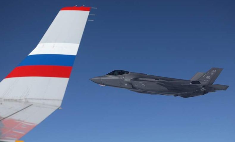 Momen Pesawat Kepresidenan Putin Dikawal Jet Tempur F-22 AS di Alaska